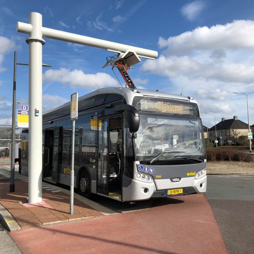 Elektrische bus aan de oplaadpaal bij ML Kingweg in Assen