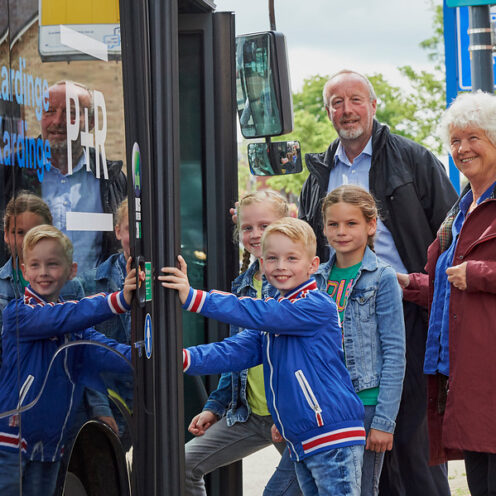 Opa & Oma nemen hun kleinkinderen mee in de bus.