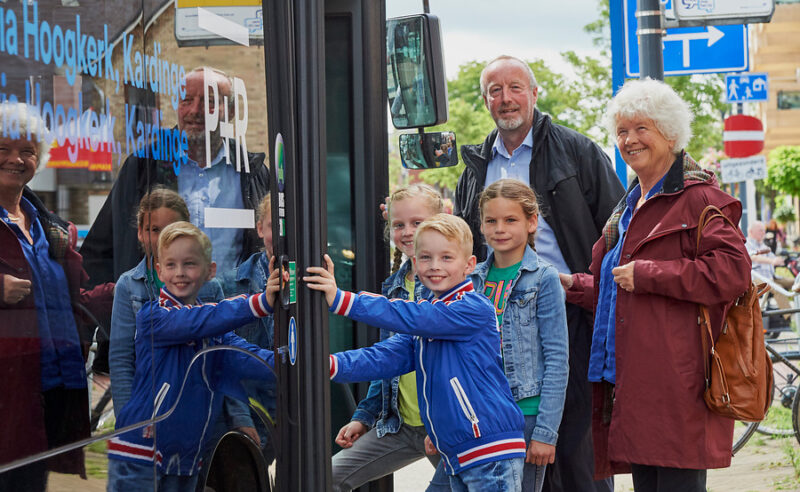 Opa & Oma nemen hun kleinkinderen mee in de bus.