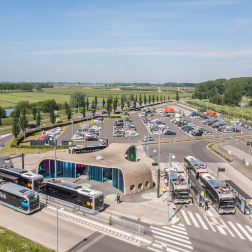 Verschillende bussen komen samen bij P+R HUB Gieten.