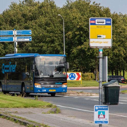 Een Qliner rijdt over de weg. De bus verbindt en daarbij is goede infra cruciaal
