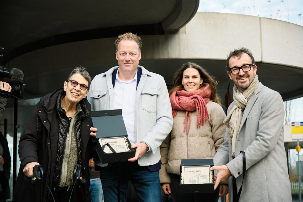 vlnr Jetta Klijnsma (commissaris van de Koning in Drenthe), Laurence Hovenkamp (Concessie directeur Groningen Drenthe bij Qbuzz), Fiana de Raaf (kunstenares) en Erwin Stoker (plaatsvervangend directeur OV-bureau Groningen Drenthe)
