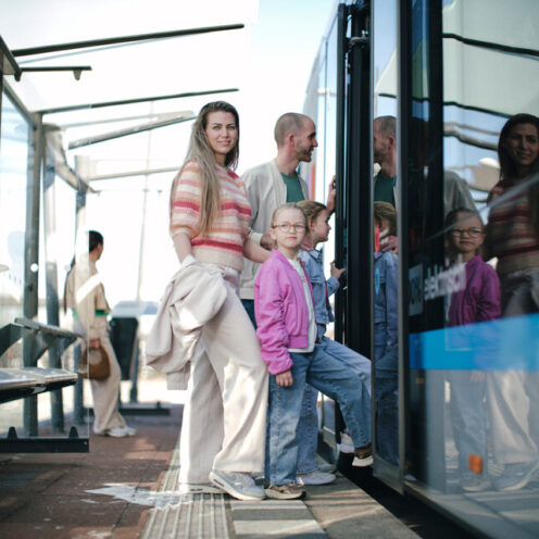 Gezin gaat broezz'n met de bus
